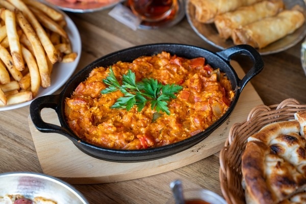 Menemen, a traditional Turkish breakfast of eggs, tomatoes, and peppers, the best Turkish food to try.