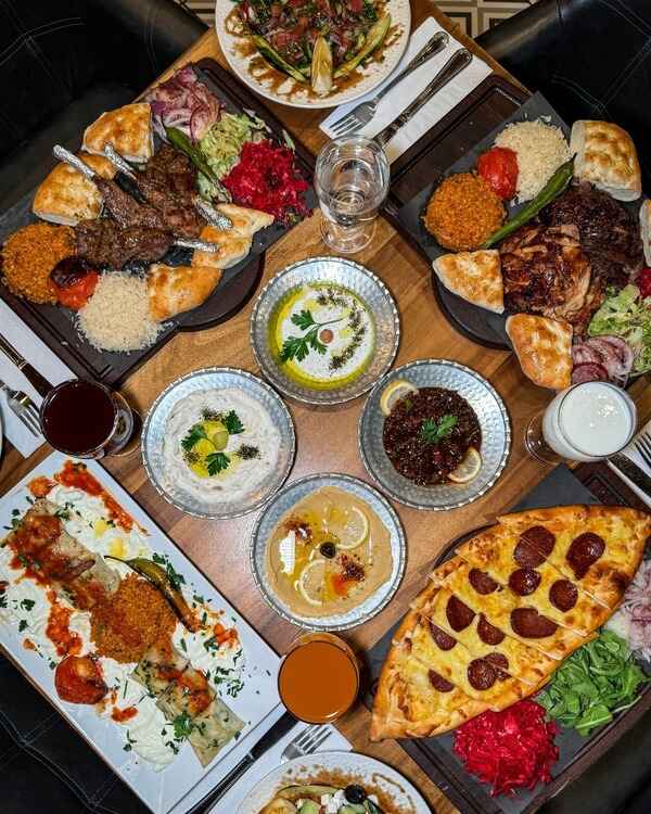 A variety of the best Turkish food to try, including kebabs, mezes, pides, and fresh sides.